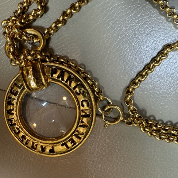 CHANEL Vintage 24K gold plated Textured Magnifier Necklace - Picture 4 of 9